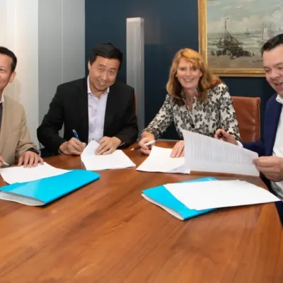 CCV-eneharry-3580-PAX-EVE-MBIJ-smile-ondertekening-JV-contract-1024x683.jpg