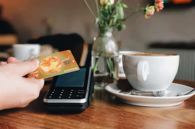 Betaling met creditcard op de V400M in een restaurant