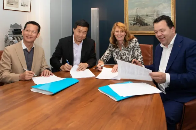 CCV-eneharry-3580-PAX-EVE-MBIJ-smile-ondertekening-JV-contract-1024x683.jpg