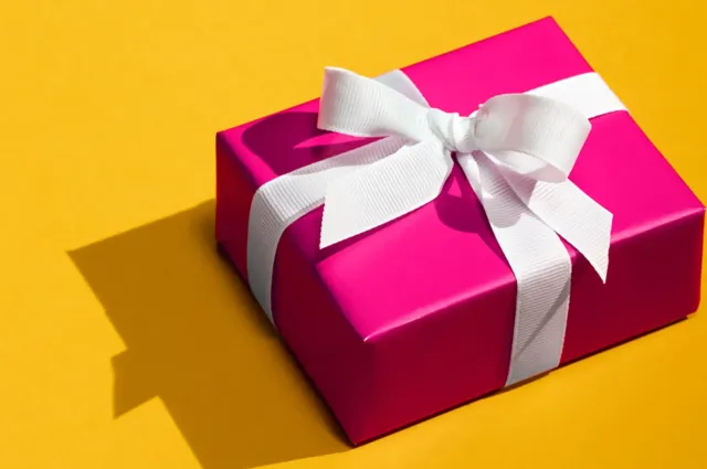 misc-gift-yellow-pink