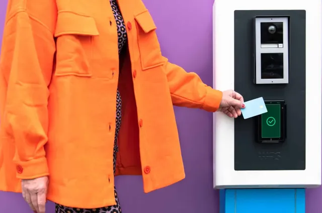 Person paying at a parking ticket machine